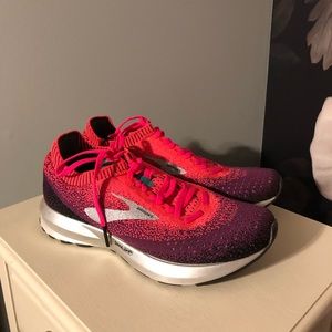 Women’s Brooks tennis shoes